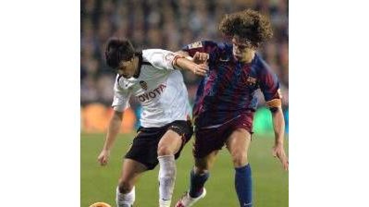 Puyol pugna con Villa durante el último partido
