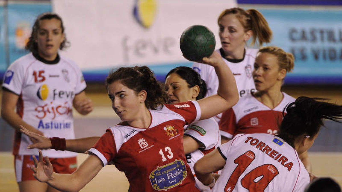Una jugadora del Cleba supera a la defensa gijonesa.