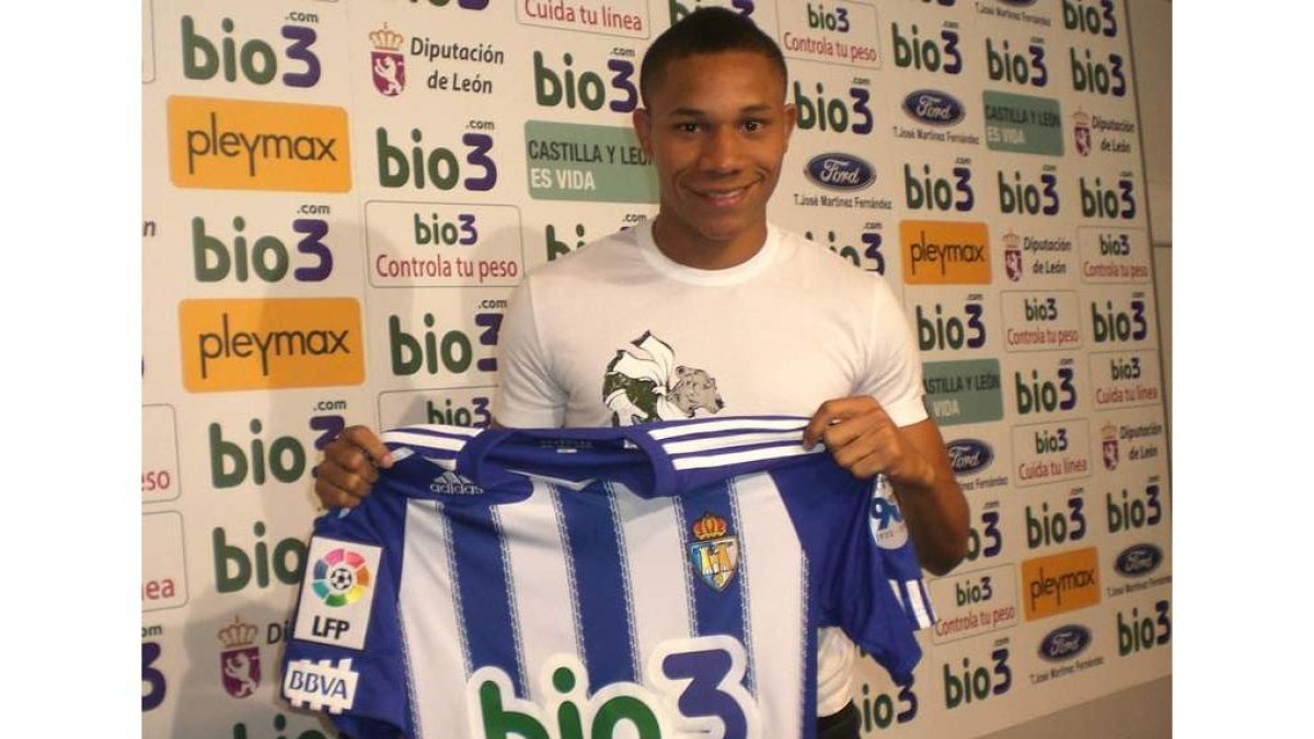 Wellington, durante el acto de su presentación con el equipo ponferradino.