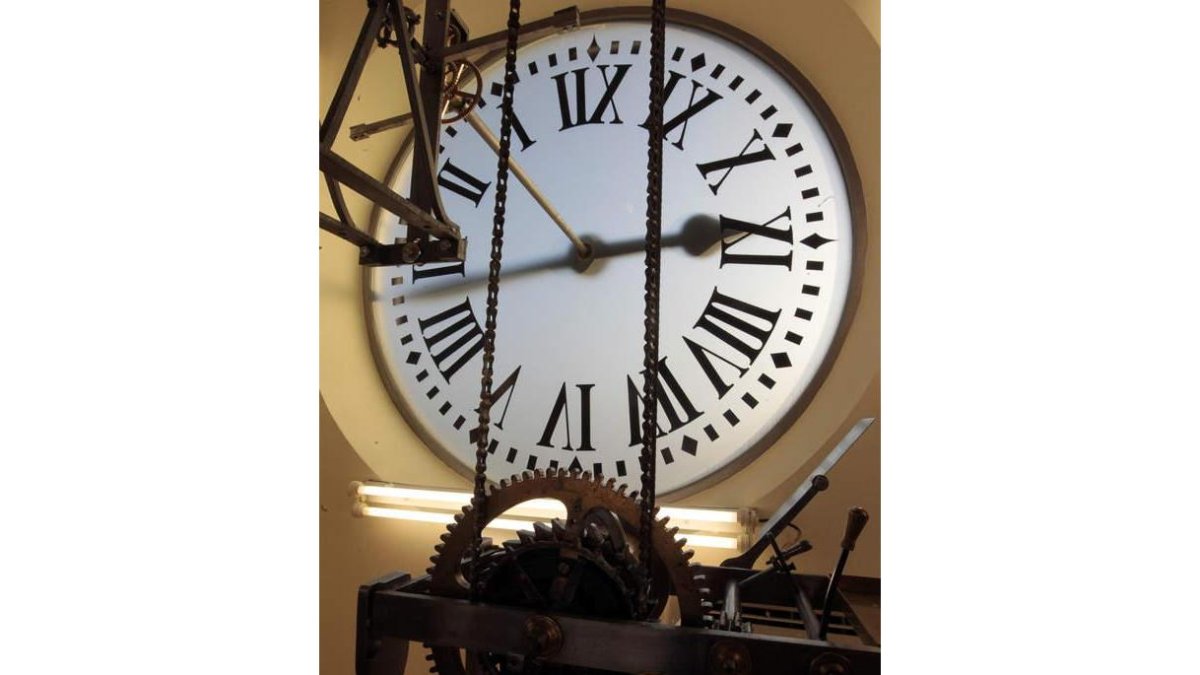 El reloj de la Puerta del Sol, donado por el leonés José Rodríguez Losada, esta semana. RAQUEL P. VIECO