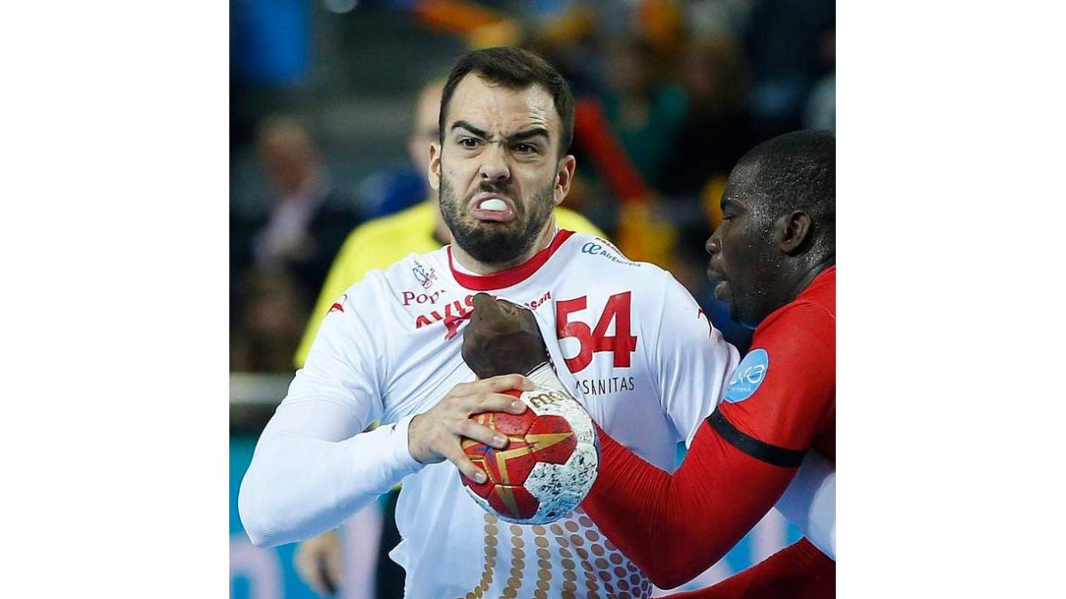 El lateral del Abanca Ademar, Alex Costoya, durante un partido con España en el pasado Mundial de Francia. GUILLAUME HORCAJUELO