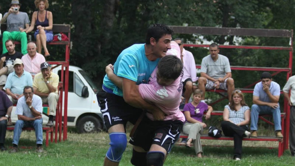 La final de semipesados, entre Bulnes y Ricardo, uno de los más intensos momentos de la luche.