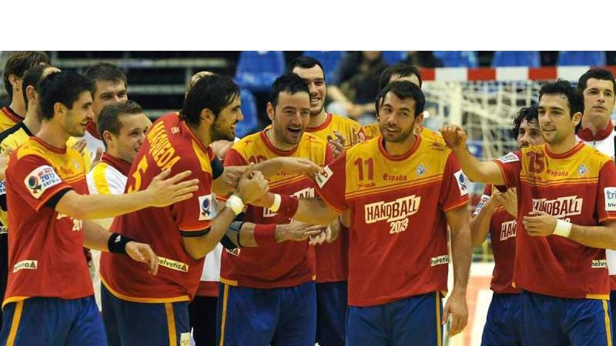 Los jugadores del equipo español, con el leonés Juanín García a la derecha de la imagen, saben que no pueden fallar hoy ante Dinamarca.