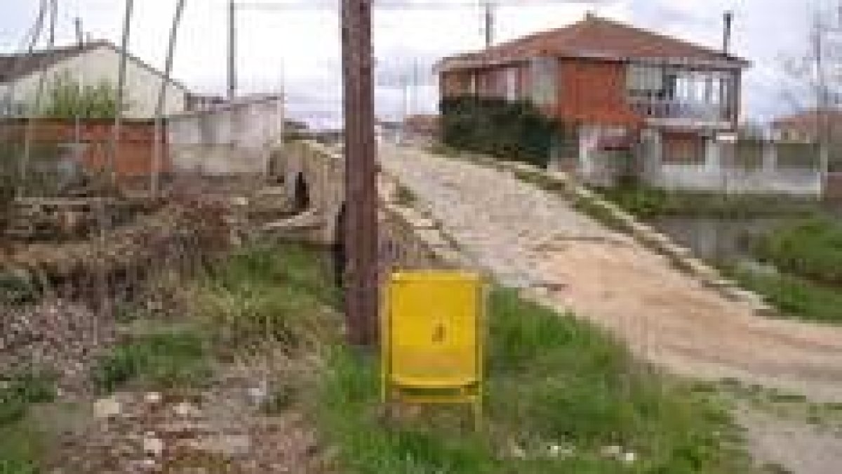 El puente de La Moldera, en cuya parte baja se aprecia el desprendimiento del enlosado