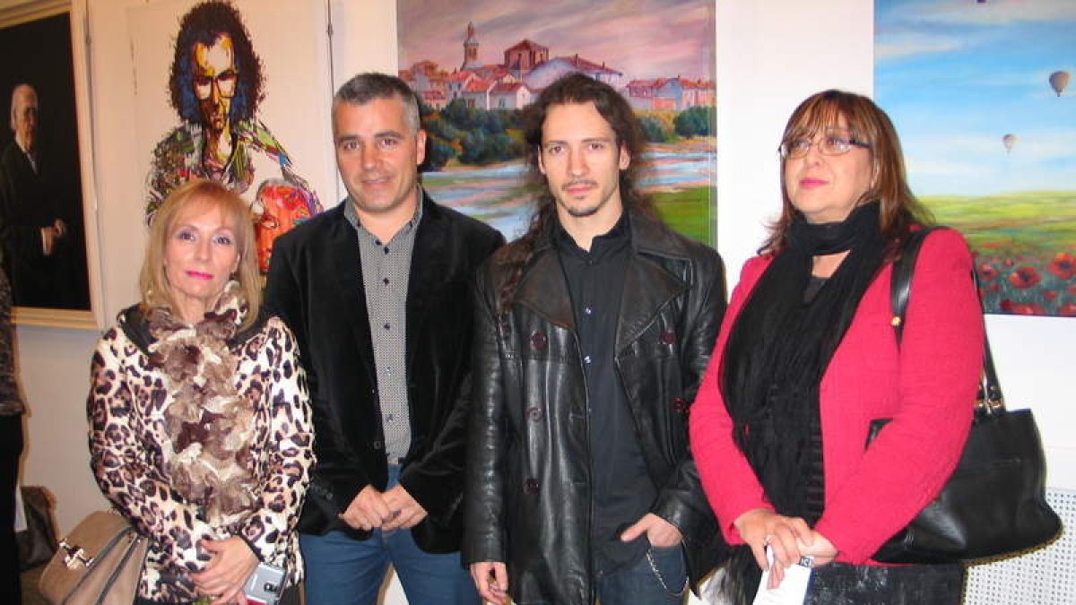 La familia de Solana, junto al edil de Cultura y la presidenta de la Asociación de Pintores, ayer.