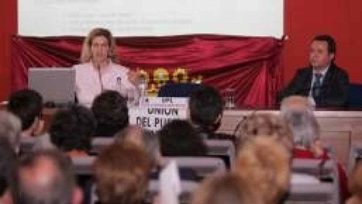 Margarita Torres y Alejandro Valderas, durante la conferencia