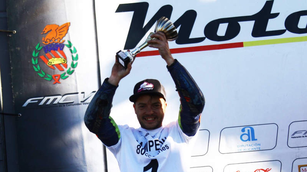 Hugo Martínez celebra el título de campeón valenciano MotoDes en el Proseries 80. PEDRO JUAN VALLESPÍ