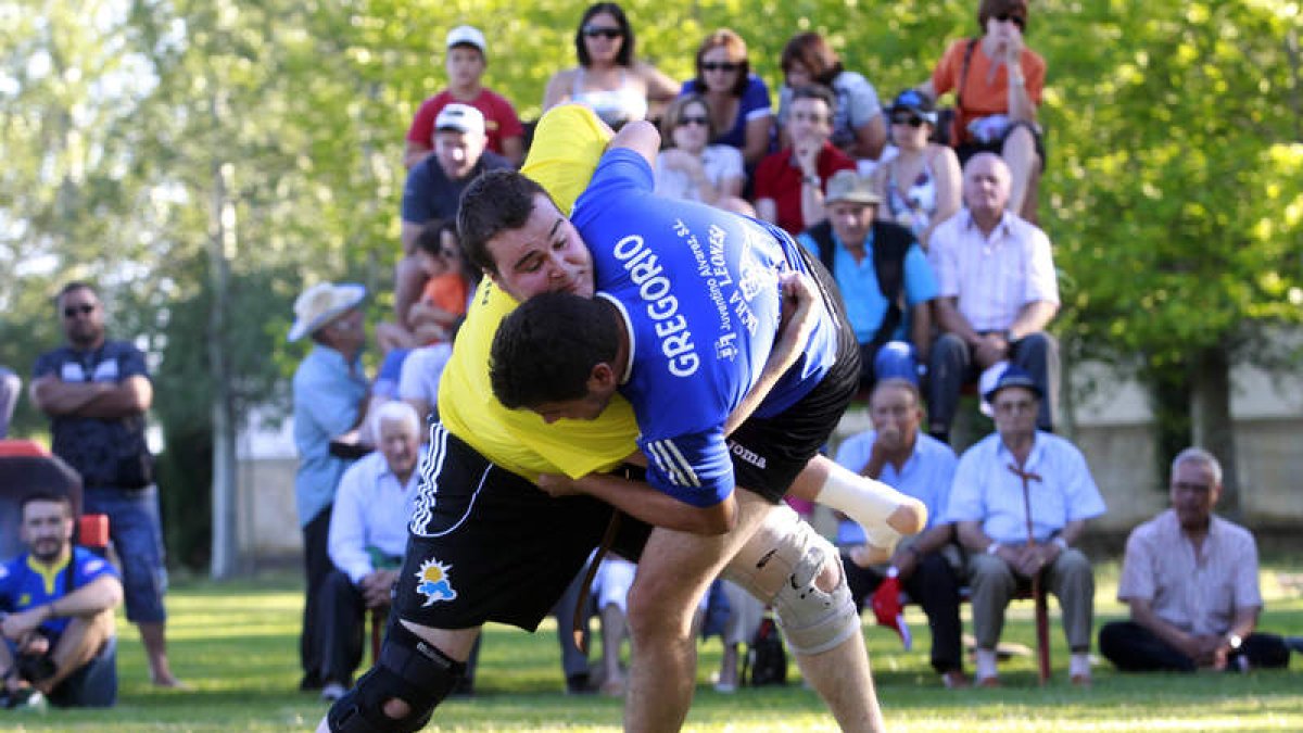 Abel Cabero quedó fuera de la final de pesados tras decisión arbitral en su combate con Alvarito. En la foto el que le midió a Gregorio.