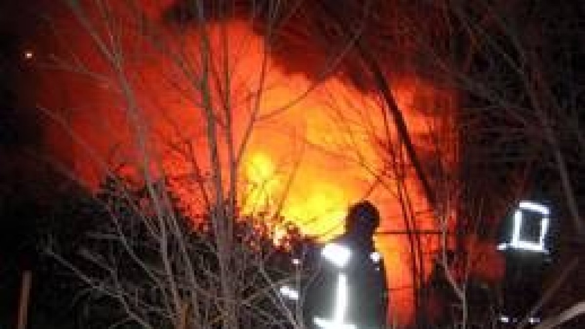 Los bomberos atacan el fuego entre los matorrales
