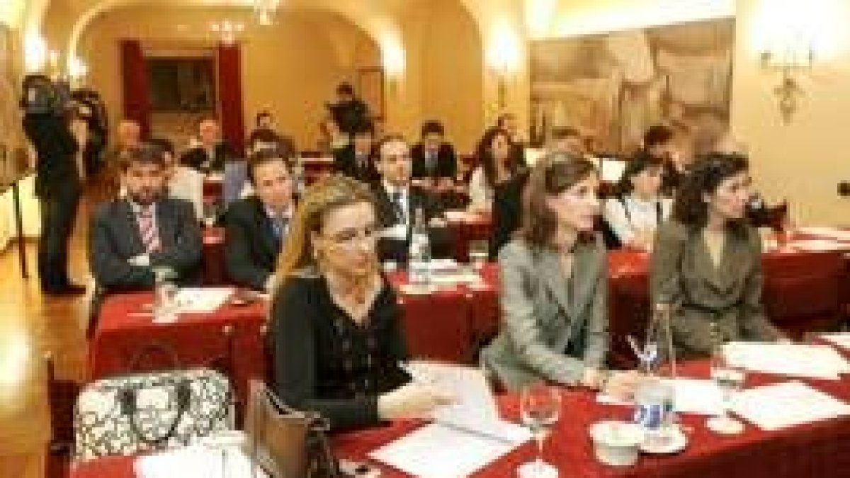 Los participantes en la reunión de la plataforma Esec, ayer, en el hostal de San Marcos