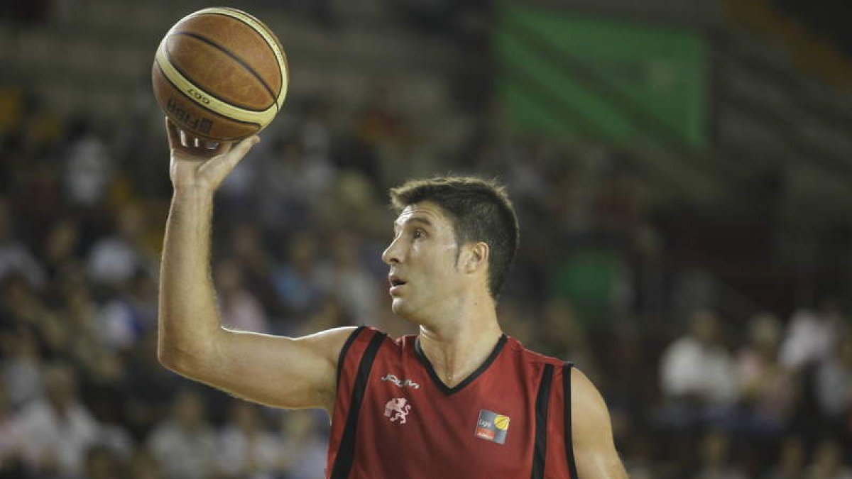 Julio González, recuperado ya de un proceso vírico, será uno de los puntales de León en Granada.