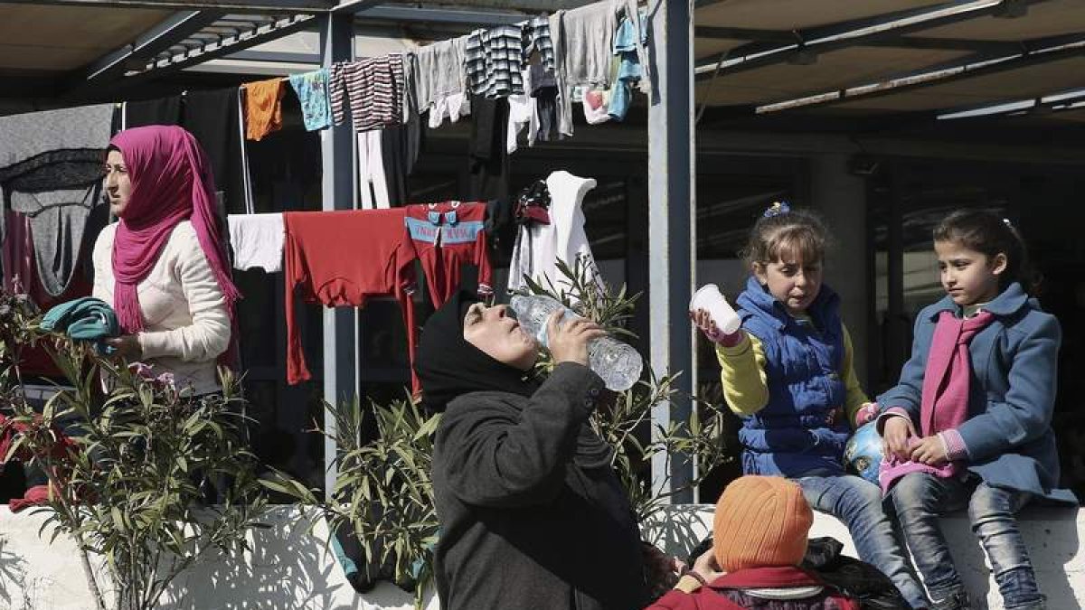 Refugiados desembarcan en el puerto de Pireo, en Atenas. SIMELA PANTZARTZI
