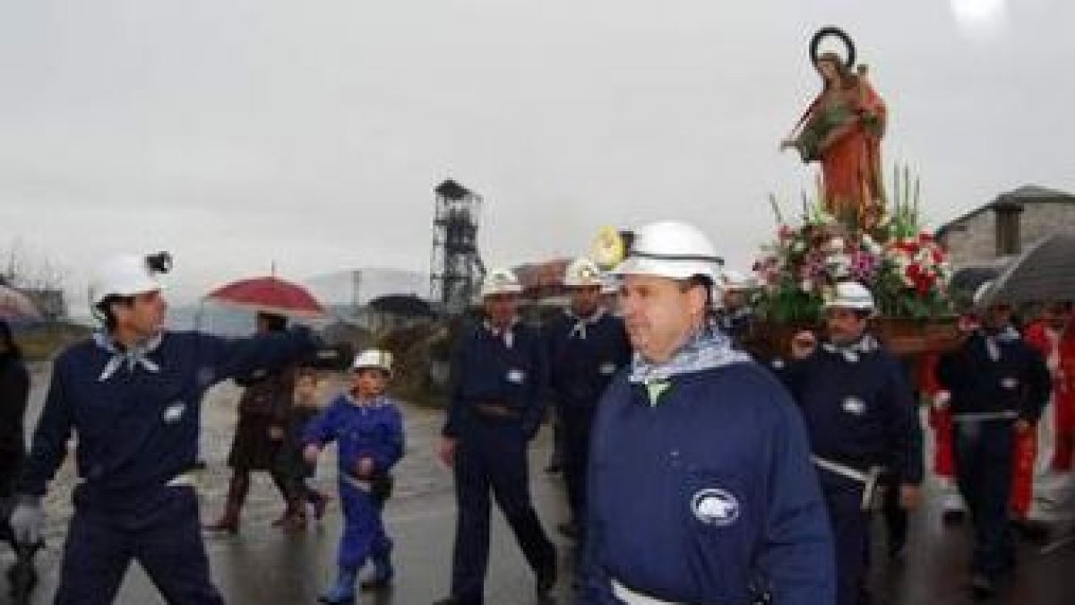 Los mineros de Fabero, enfundados en sus vestimentas, portando a la santa el año pasado.