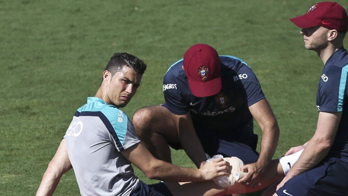 Ronaldo atendido con hielo en su rodilla dañada.