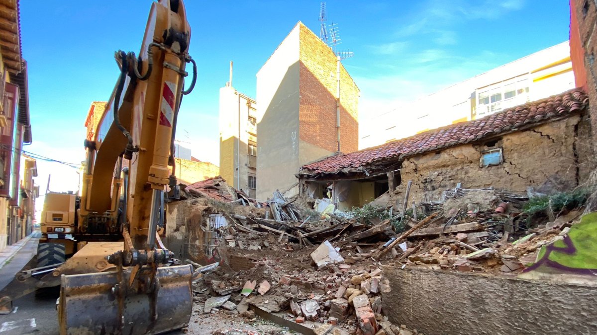 Esta mañana han comenzado las demoliciones para la construcción del vial. RAMIRO