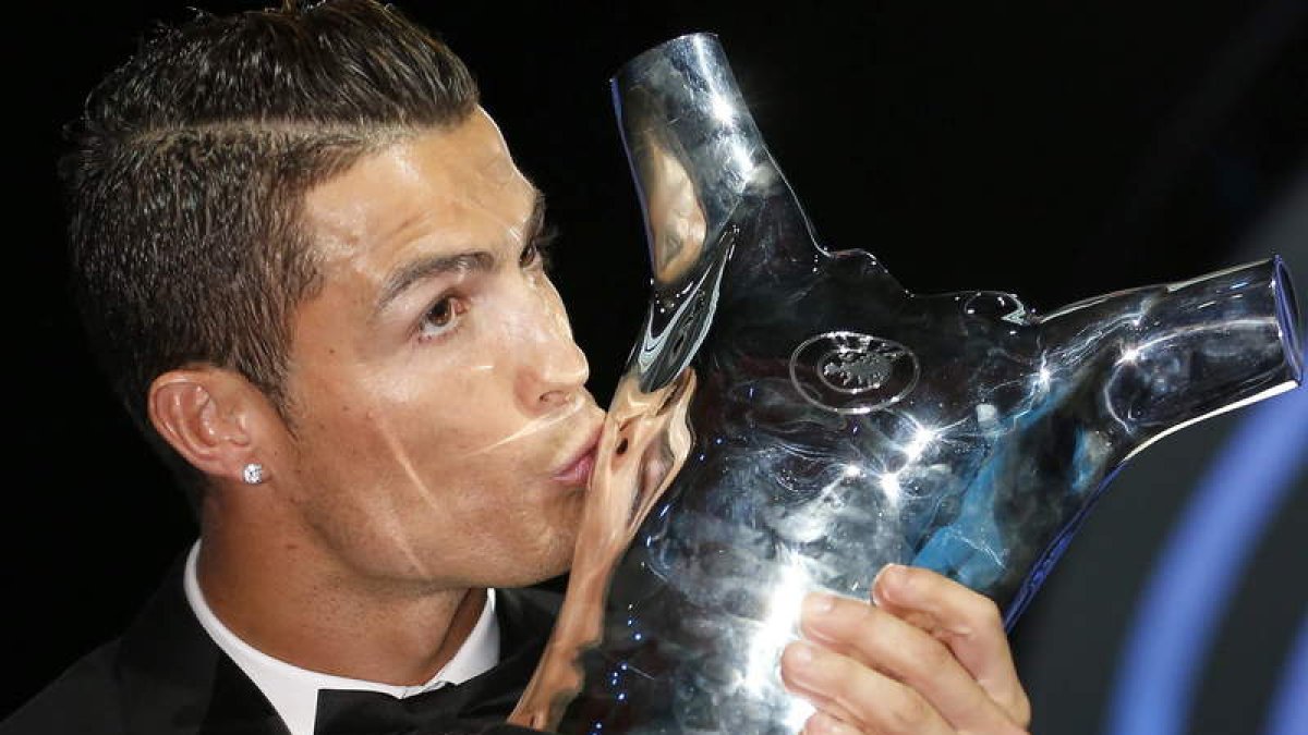 Cristiano Ronaldo posa con su trofeo de mejor jugador europeo de la temporada 2013/14