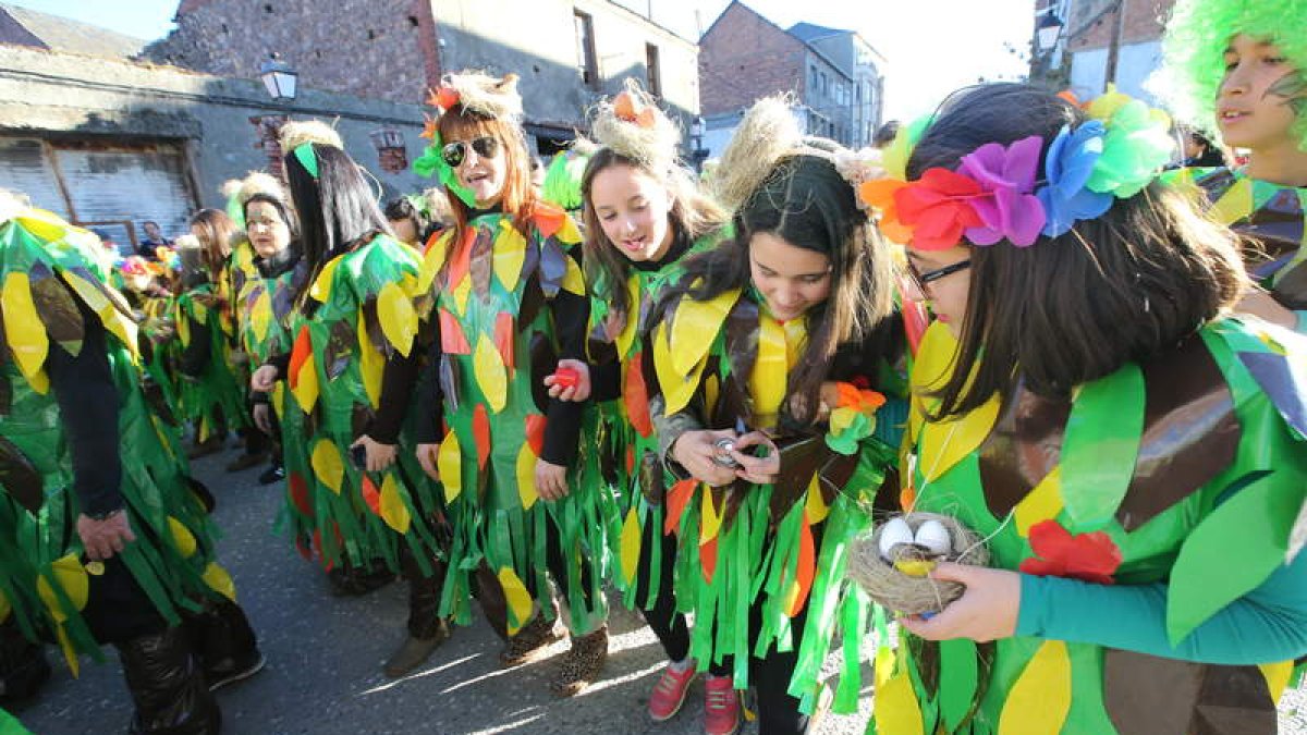 El buen tiempo permitó al público disfrutar del desfile por las calles de Bembibre