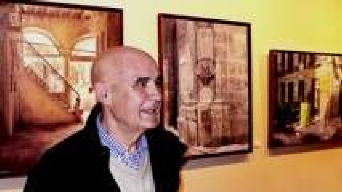 El artista, en la galería ante varias de sus obras