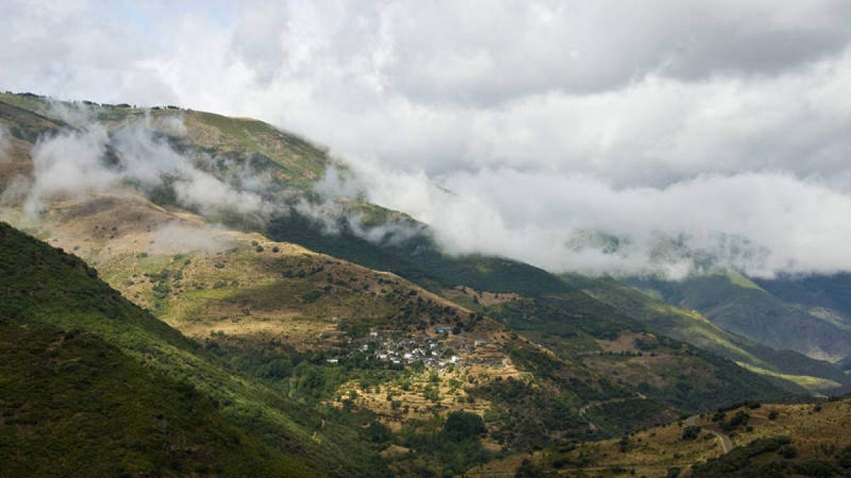 La Cabrera ofrece paisajes espectaculares pese al impacto de la actividad pizarrera.