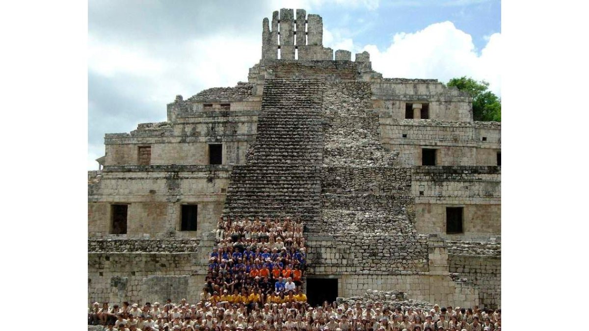 La ruta Quetzal a su paso por la pirámide de la ciudad maya de Ezdná. EFE