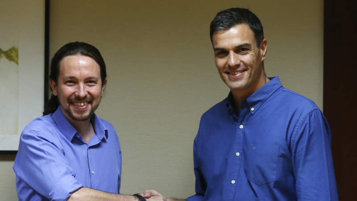 Pablo Iglesias y Pedro Sánchez se saludan durante la reunión mantenida en el Congreso. KIKO HUESCA