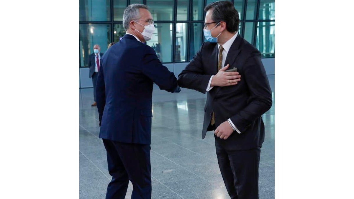 Jens Stoltenberg y Dmytro Kuleba ayer, en Ginebra. FRANCISCO SECO