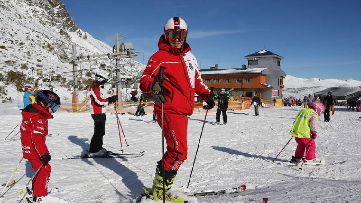 De momento, poca nieve para comenzar la temporada, aunque los incondicionales de las pistas no se perdieron el primer día