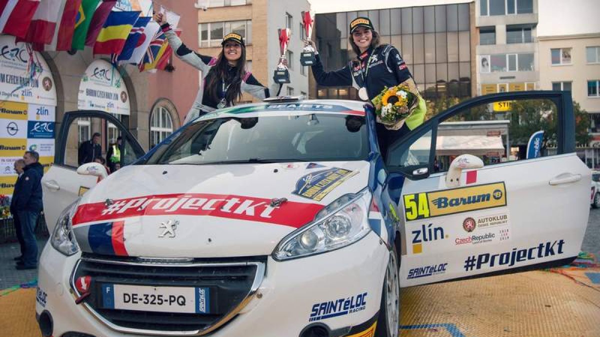 La copiloto leonesa junto a su compañera Catie Munnings, primeras en el Ladies Trophy. DL
