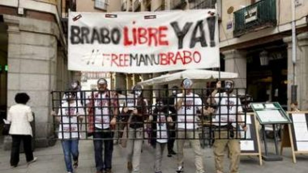 Medio centenar de personas se manifestaron ayer en Madrid.