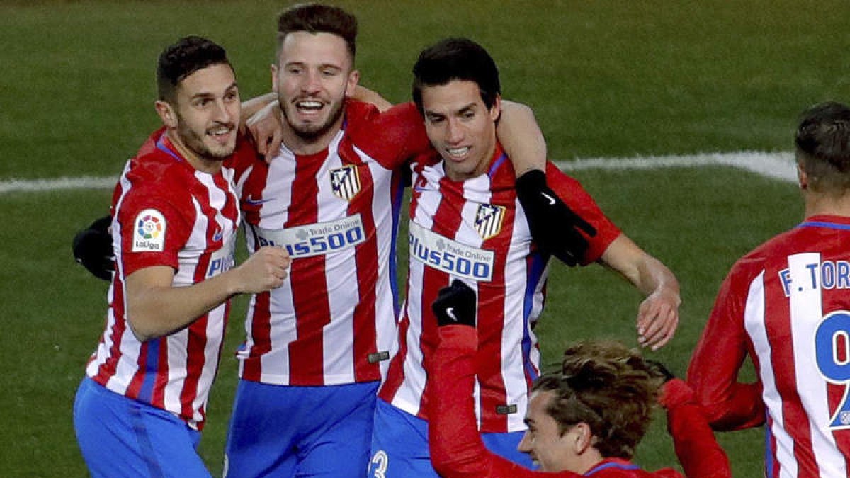 Los futbolistas del Atlético celebran el gol de Gaitán. JUANJO MARTÍN