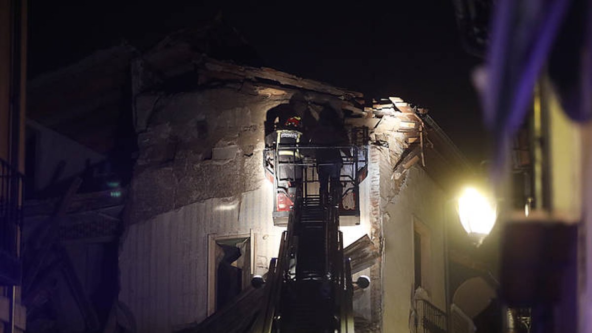 Los bomberos interviniendo en el inmueble derruido. MARCIANO PÉREZ