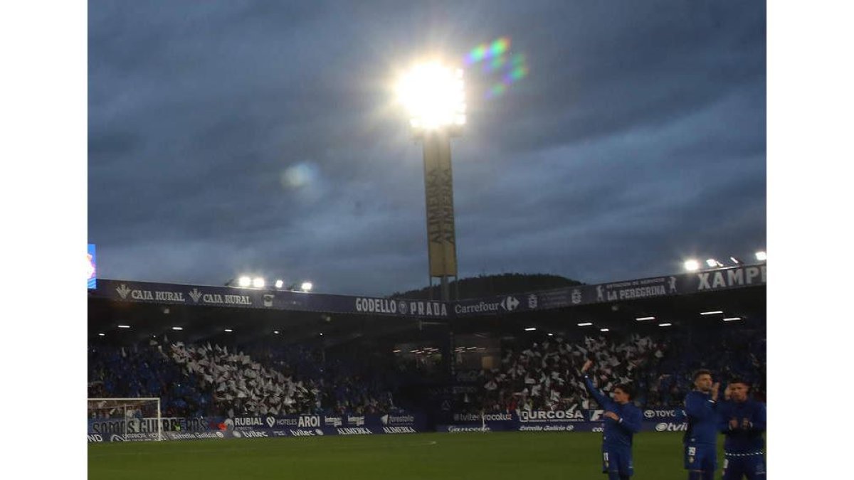 El Toralín acogió un derbi provincial que registró un lleno que dice muy a las claras lo que pretenden ambas aficiones con sus equipos, el ascenso a Segunda. L. DE LA MATA