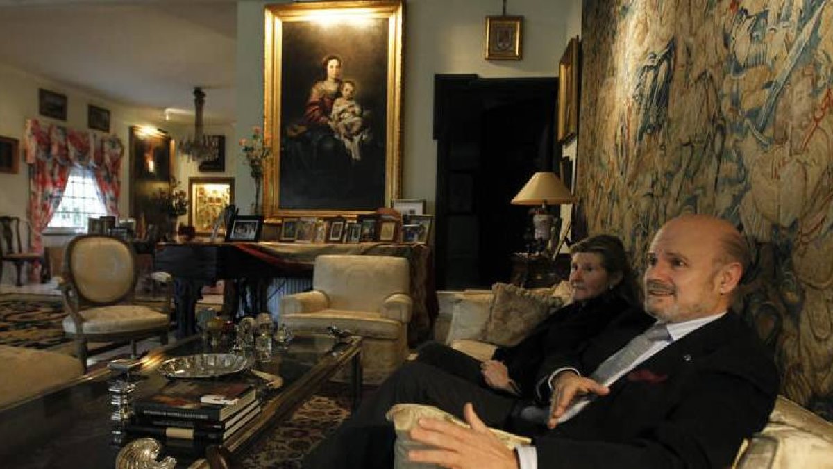 Francisco López de Becerra y Solé y Pilar-Paloma de Casanova Barón posan en la sala principal de su residencia madrileña, decorada con tapices únicos y cuadros de Murillo, Goya o Rafael Mengs similares a los que hay en los grandes museos del mundo.