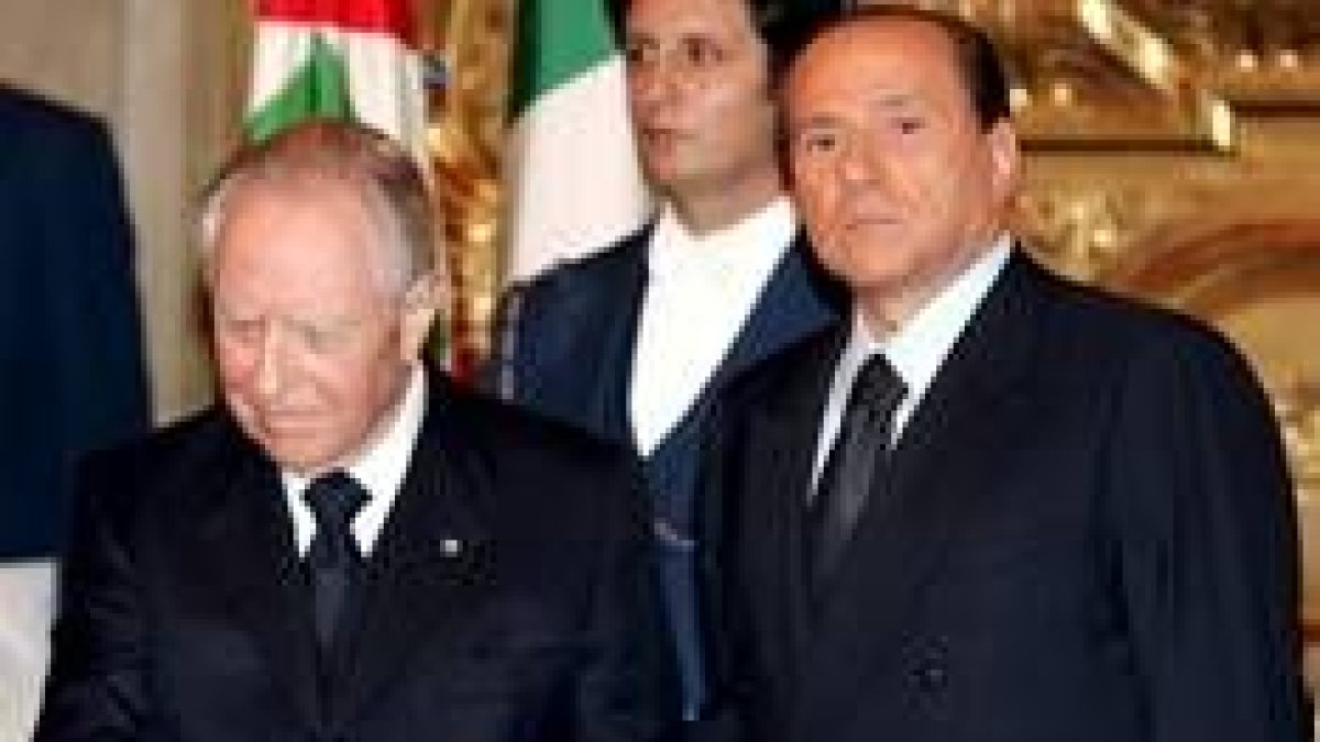 Berlusconi estrecha la mano del presidente de la República, Ciampi, en el palacio del Quirinal