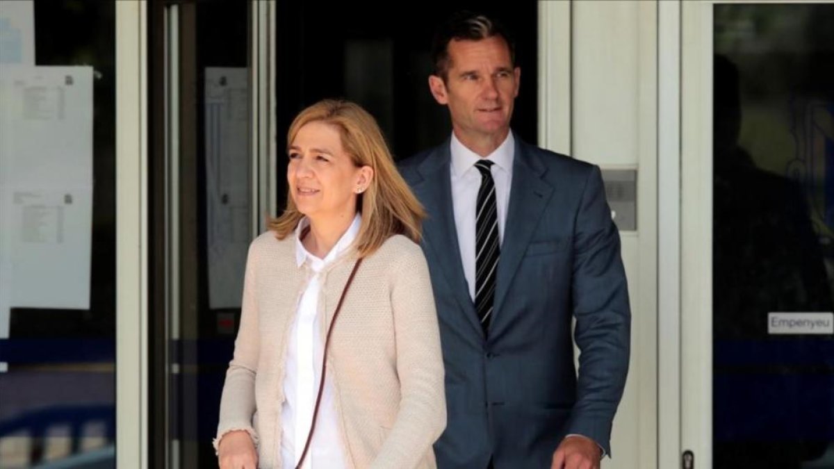 La infanta Cristina e Iñaki Urdangarin, saliendo de los juzgados de Palma, en una de las sesiones del juicio del 'caso Nóos'.
