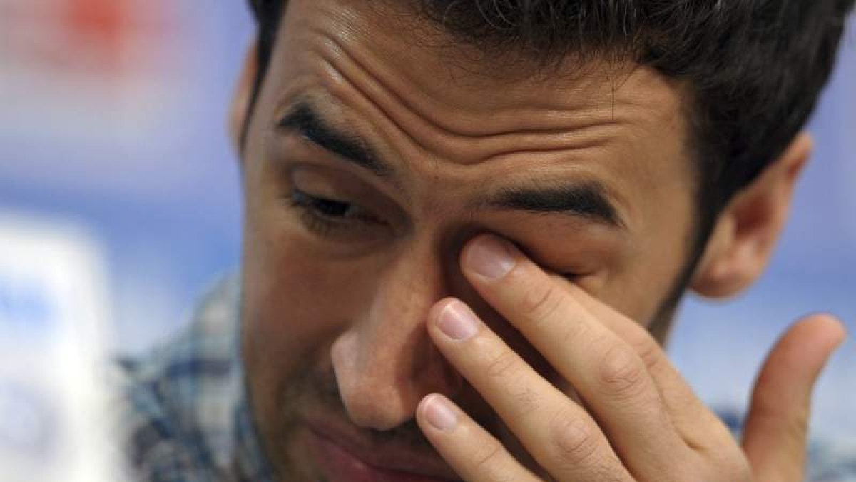 Raúl se seca las lágrimas en la emotiva rueda de prensa en la que anunció su marcha del Schalke.