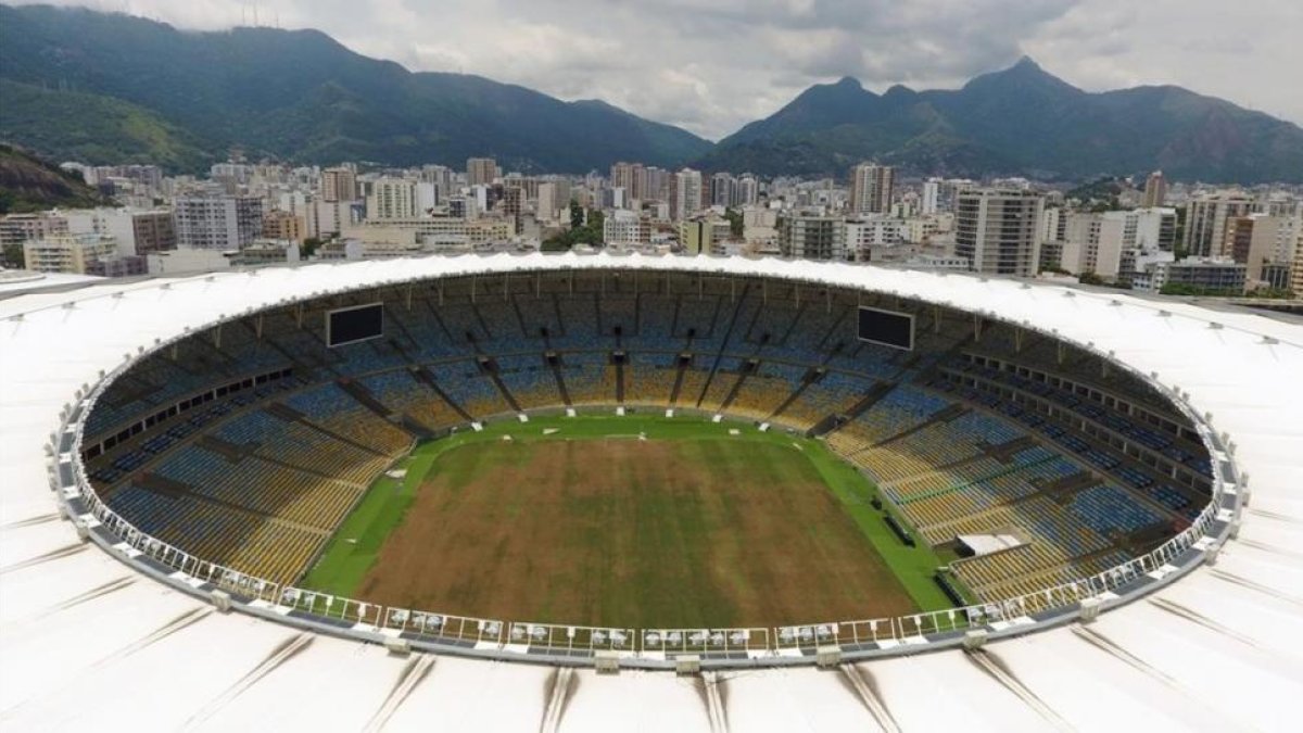 Una vista panorámica de Maracaná, con el césped en estado de abandono.