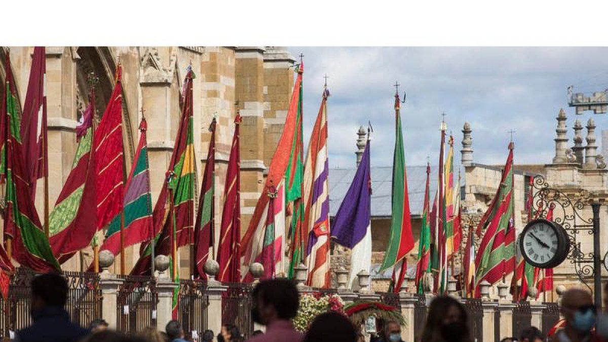 Los pendones dieron color a la Catedral en la jornada festiva con motivo del patrón de la Diócesis de León. FERNANDO OTERO