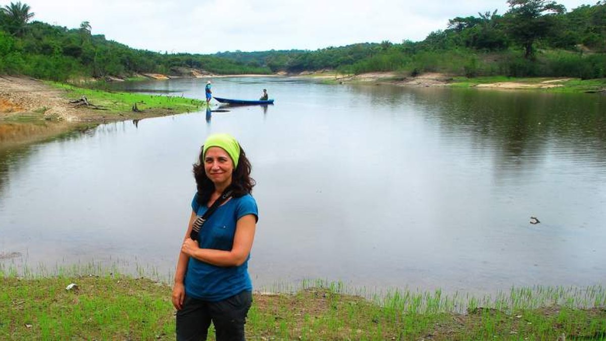 Rita García Jiménez, con el río Negro de fondo, en plena selva, a los pocos días de llegar a Manaos.