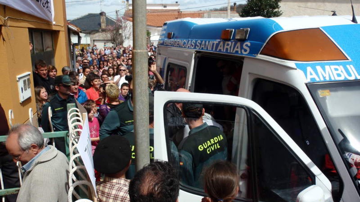 Una ambulancia traslada al menor al hospital tras un intento de cambio de custodia.