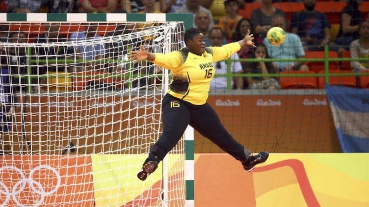 Teresa Almeida, 'Bá', en acción durante el partido de Angola contra Rumanía.