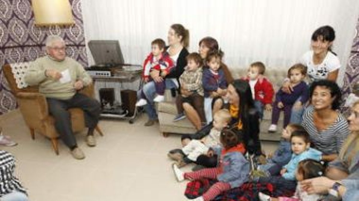 La Asociación del Alzhéimer celebró un encuentro intergeneracional en la sala «cuéntame»