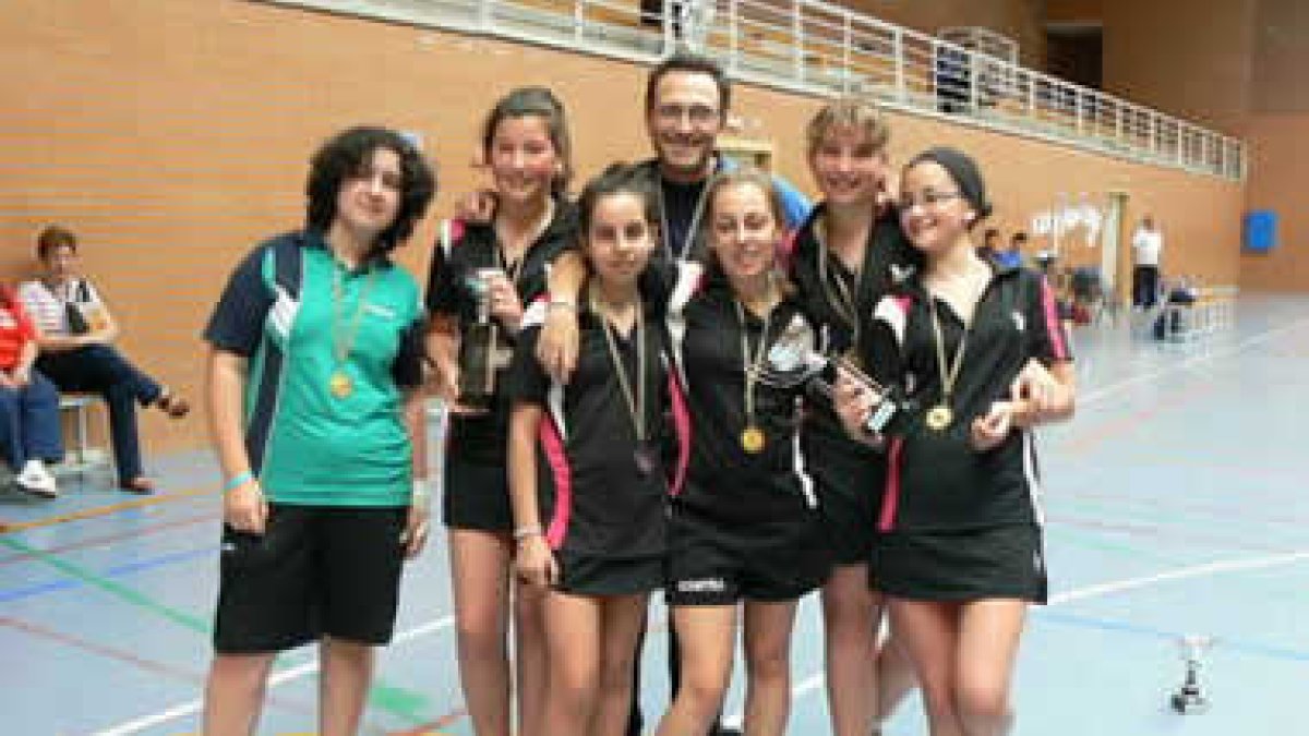 Los integrantes del CTM Veguellina A y B posan con sus trofeos al término del campeonat.