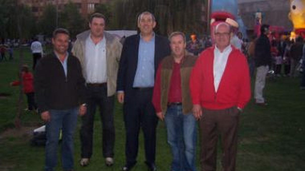 El concejal de Participación Ciudadana posa con los vecinos.