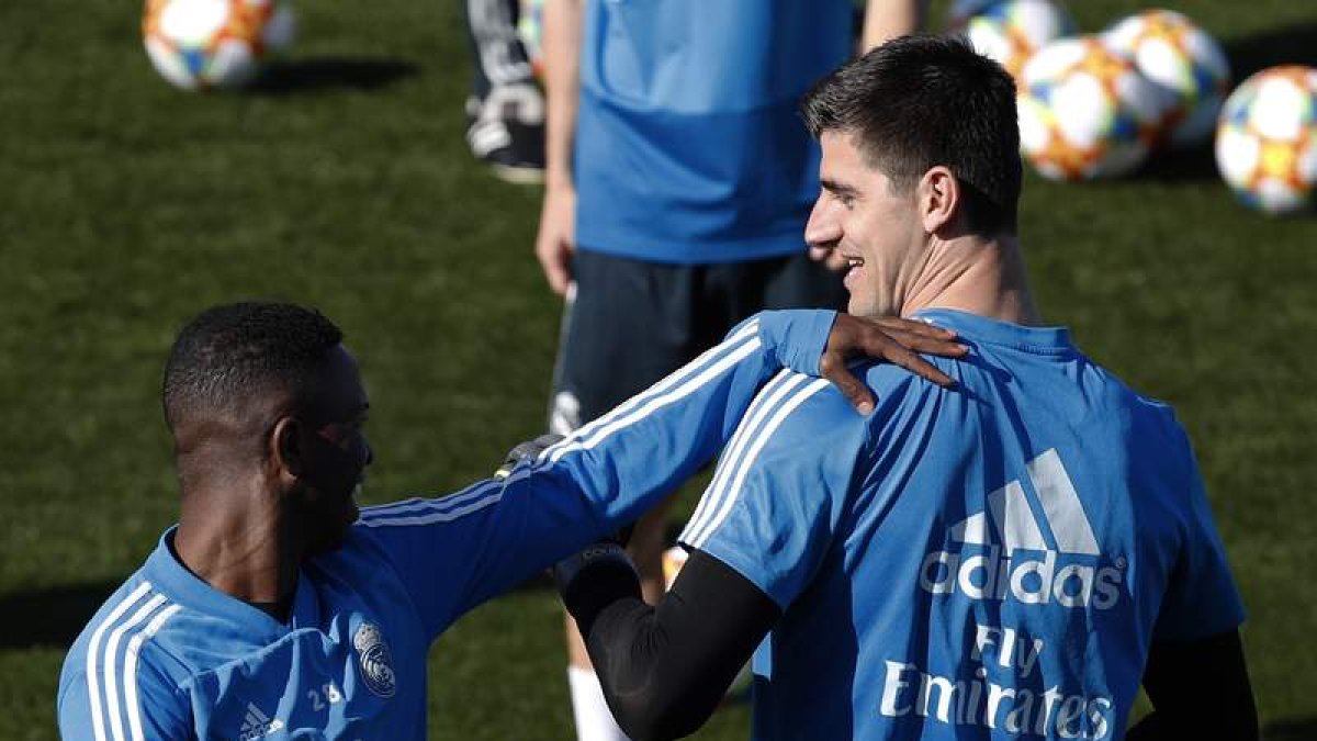 Vinicius y Courtois ya entrenan con el Madrid tras dejar atrás sus lesiones. JAVIER LIZÓN