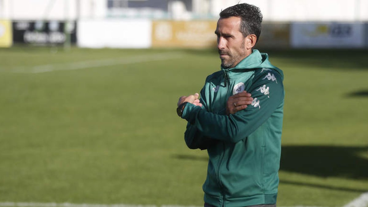 Chuchi Jorqués, entrenador del Atlético Astorga, durante un partido. FERNANDO OTERO