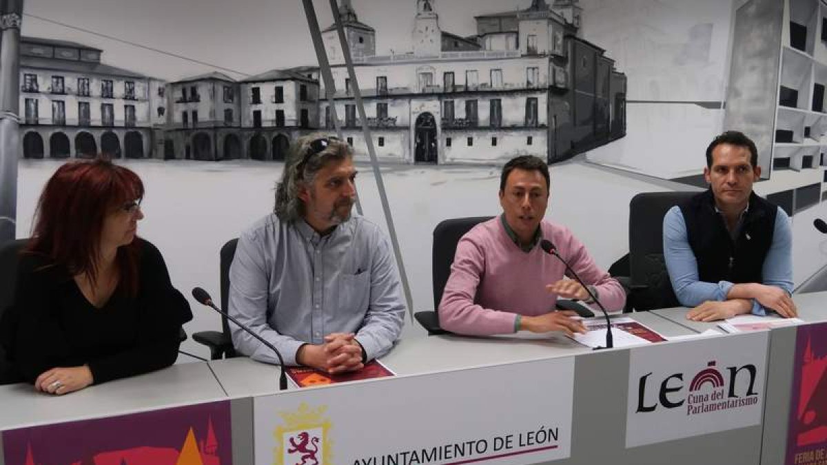 Tocino, con los organizadores de la feria. DL