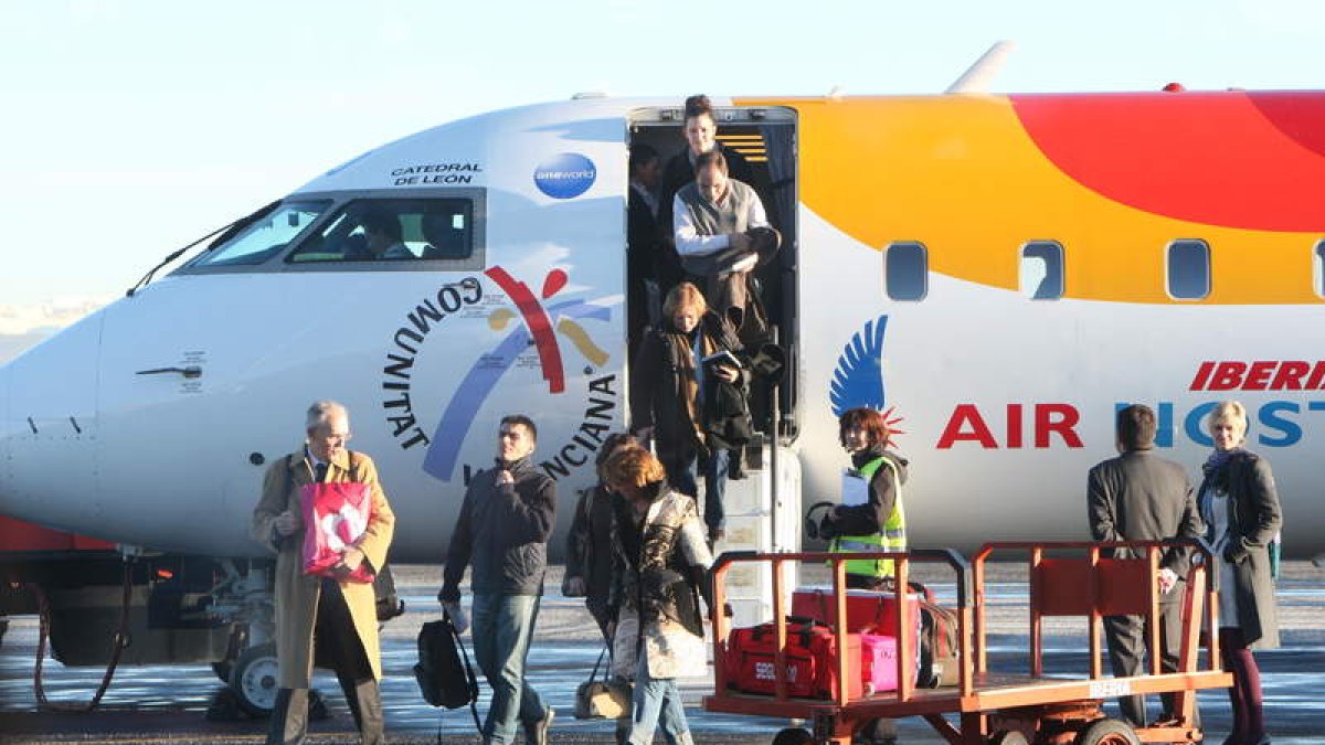 Pasajeros recién llegados al aeropuerto de León en un vuelo de Air Nostrum.