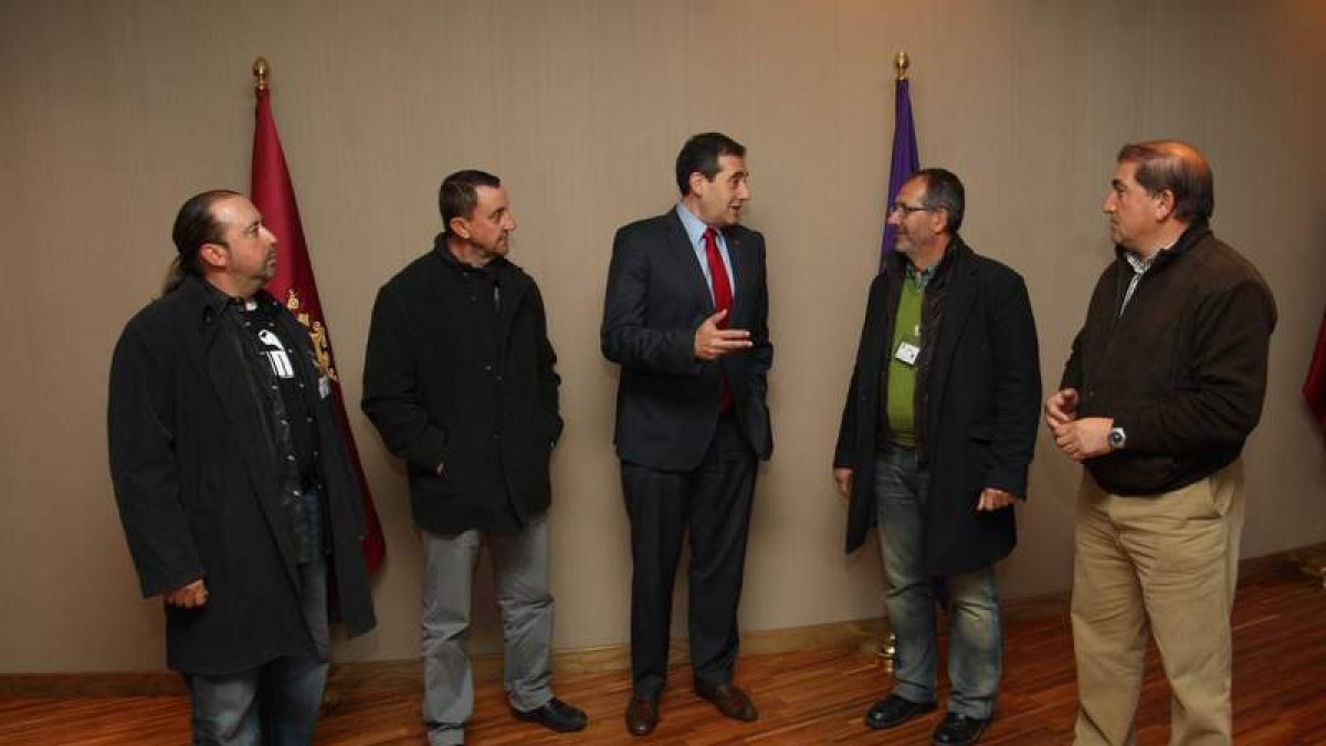 Cuervo, Lozano, Fernández Cardo, Llamas y Pellitero, ayer, en Las Cortes.