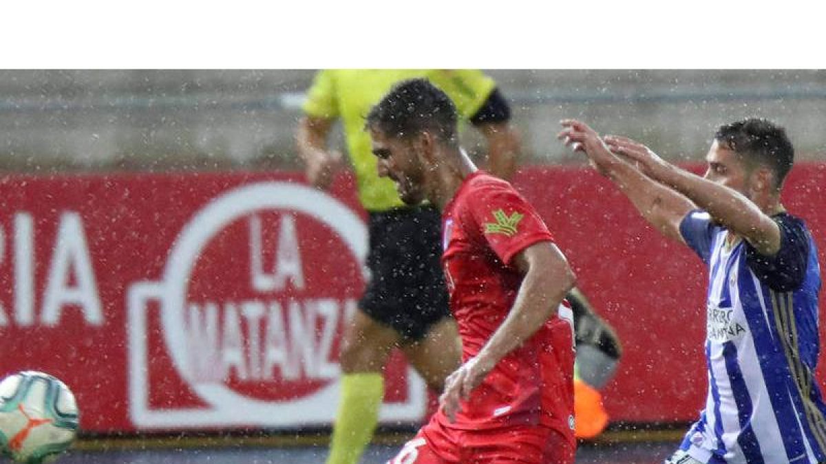 Un momento del partido entre el Numancia y la Ponferradina, que deberá ganarle al Almería si no quiere meterse en problemas de cara a la permanencia. WILFREDO GARCÍA